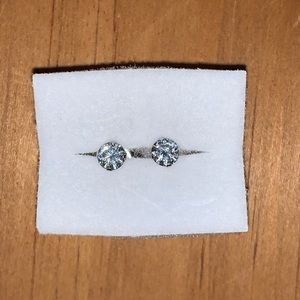 14K White Gold Sparkling Studs